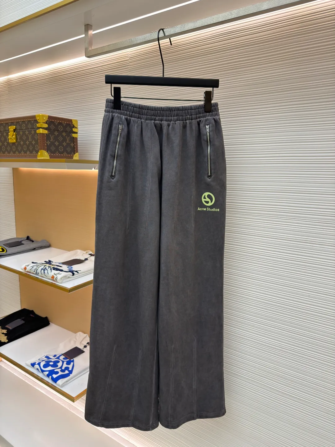Acne Studios distressed logo trousers ●Original version: purchased and developed for 5500 ●Item number: 1682336-B10 ●Fabric: cloud velvet fabric ●Technology: made by ancient stone grinding ●Color: gray ●Version: loose version ●Weight: about 725 grams ●Size: The restrained aesthetics of cool tones sublimates dressing into a tonal narrative. The Acne Studios logo is embedded in the front of the trouser legs with a hidden edge, making the logo an invisible medal. It is based on the rhythm of the body. Irregular three-dimensional pleats are carved on the trousers, and the layering is full. It blooms proudly like a work of art and becomes the leader of fashion trends. Infrared positioning heat transfer process. Infrared positioning Acne Studios logo pattern for more precise positioning. Use heat transfer materials for processing. The fabric is baked to fix the printed pattern. It is firm and durable and beautiful. The ancient method of stone grinding + hand-wrinkling uses natural pumice and biological enzymes to repeatedly rub the trousers to simulate the natural fading effect of wear and tear. The irregular three-dimensional pleats are formed by hand-wrinkling, and the washing and coloring process are used to make the clothes old. The special desizing agent is preferred, and then the fabric is soaked in it to be evenly sized. After desizing, it is finally rinsed. The workmanship is extremely complicated and the loss is high. The overall wiring is straight and delicate, the fabric is comfortable and soft, and the color is consistent without color difference. It can be matched with the same style to create a fashionable look and control various occasions. Customized accessories, complete with three standards, same style for men and women!
